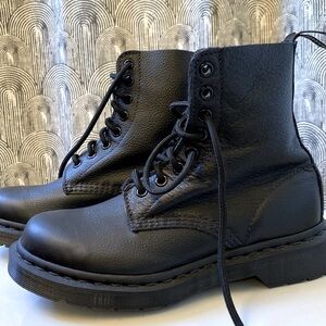 NWOT: FALL SALE!!! Dr. Martens 1460 Pascal Boot/Soft Leather/US 5 L